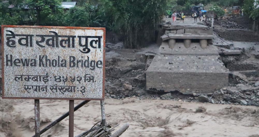 हेवाखोलाको बाढीले सात घर बगायो, १७ मजदुर सम्पर्कविहीन