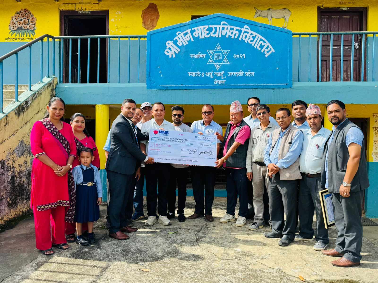 मीन माध्यमिक विद्यालयको छानो बनाउन इन्भेष्टमेन्ट मेगा बैंकको सहयोग