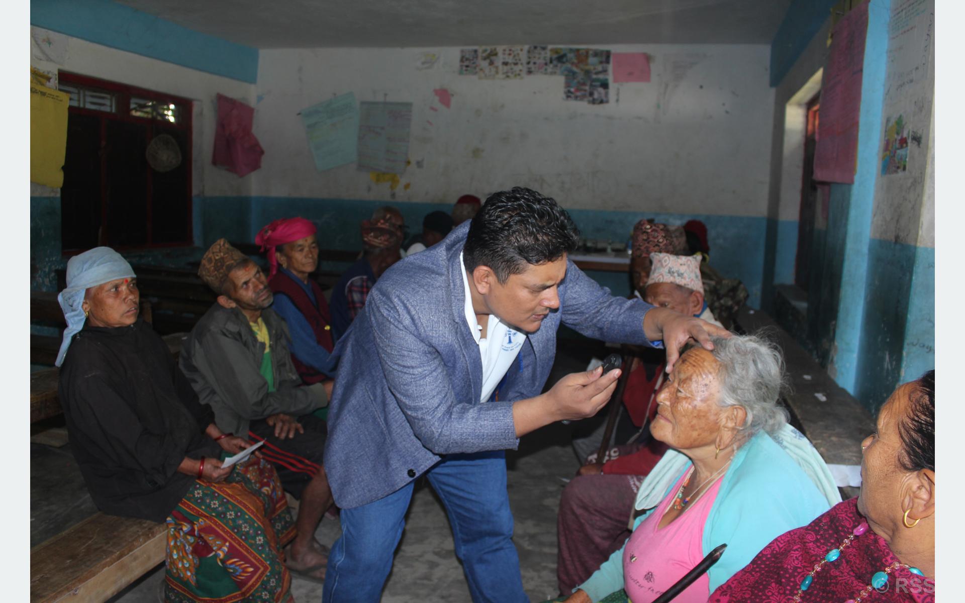 आँखा शिविरबाट तीन सय जना लाभान्वित