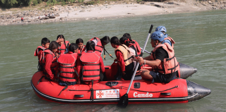 ज्यान जोखिममा राख्दै सुनकोशी तरेर विद्यालय पुग्छन् ढेबुवाका विद्यार्थी