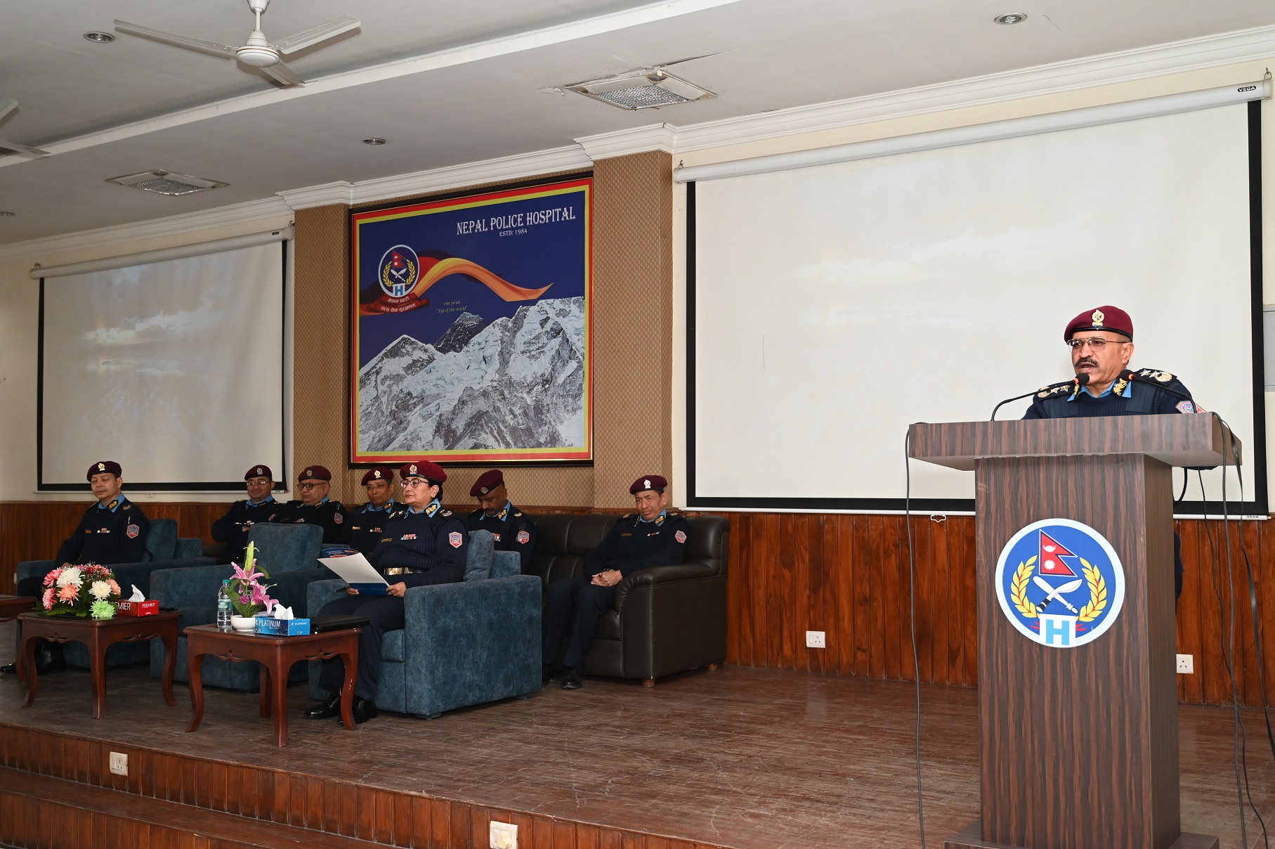व्यावसायिक निष्ठा एवं सामूहिक भावनाका साथ अस्पतालको गुणस्तर अभिवृद्धिमा लाग्नुपर्छ : महानिरीक्षक कुँवर