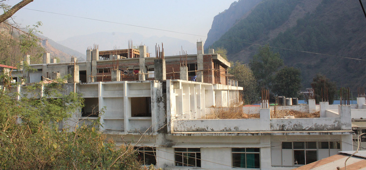 अस्पताल भवन निर्माणमा भएको विलम्बले सेवा प्रभावित