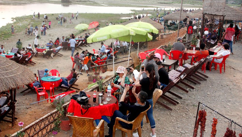 वर्षायामको आगमनसँगै सौराहामा घटे पर्यटक