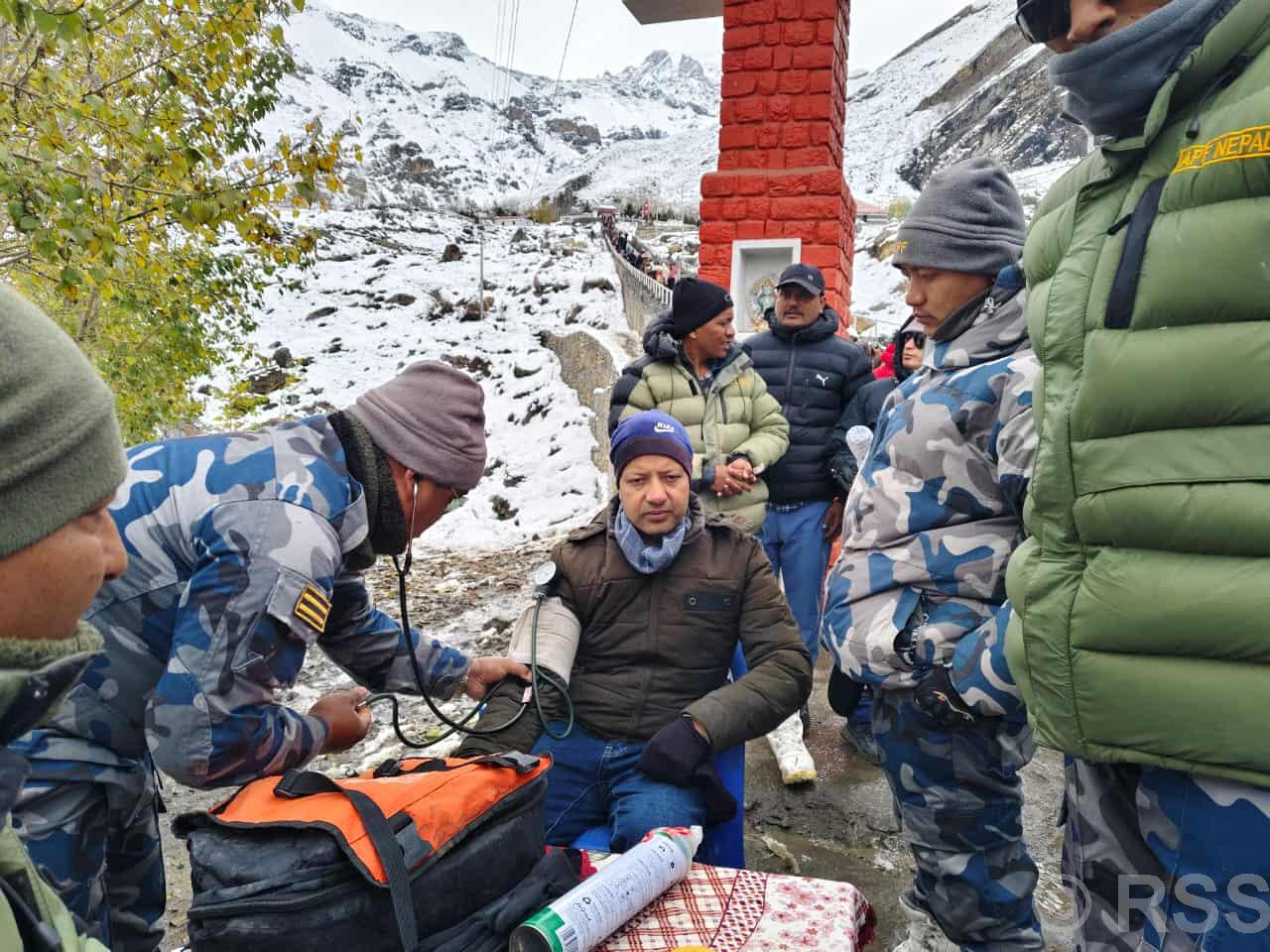 दर्शनार्थीलाई सहज बनाउन मुक्तिनाथमा सशस्त्रद्वारा हेल्थ डेस्क स्थापना दर्शनार्थीलाई सहज बनाउन मुक्तिनाथमा सशस्त्रद्वारा हेल्थ डेस्क स्थापना