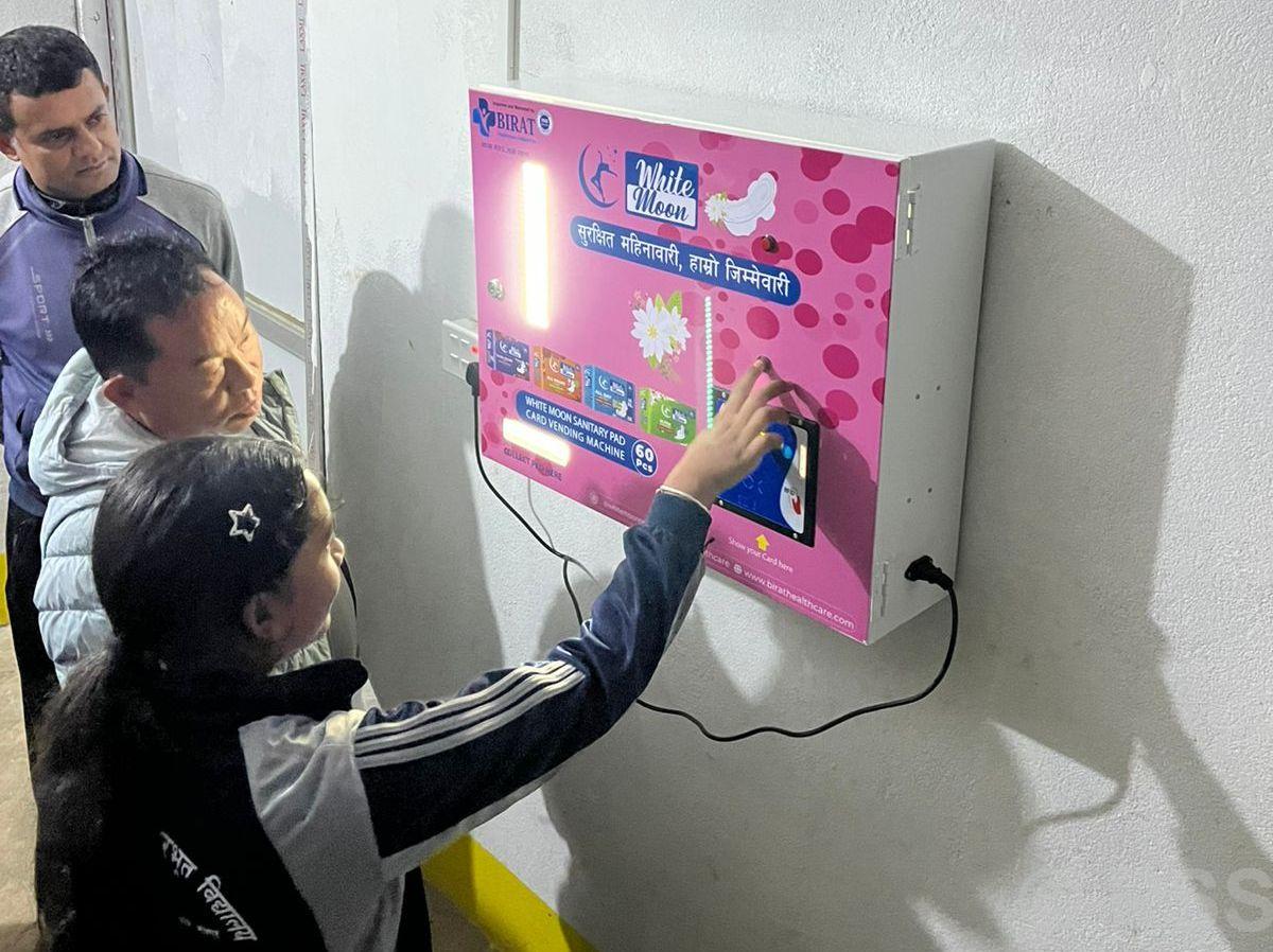 विद्यालयमा सेनेटरी प्याड वितरण मेसिन जडान