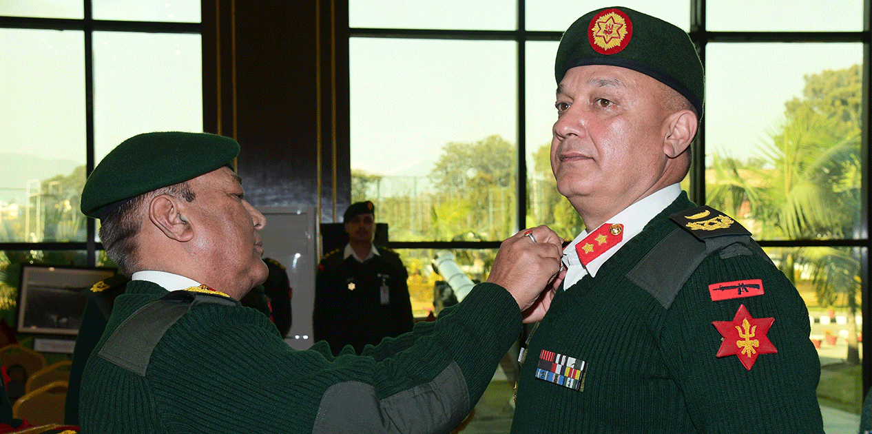 प्रधानसेनापतिद्वारा उपरथी थापालाई दर्ज्यानी चिन्ह प्रदान