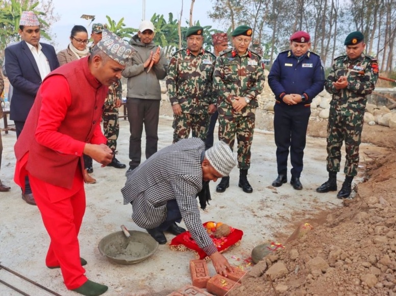 सुर्खेत विमानस्थलमा विपद् उद्धार पोखरी निर्माण गर्दै नेपाली सेना